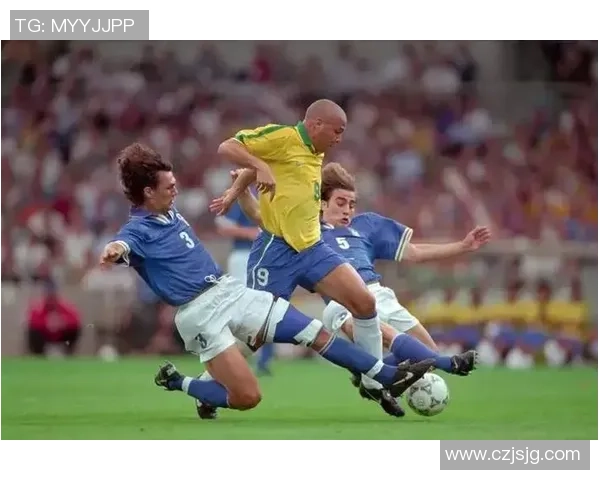 十大回旋足球球星精彩瞬间展示 打造最具魅力的足球技巧时刻